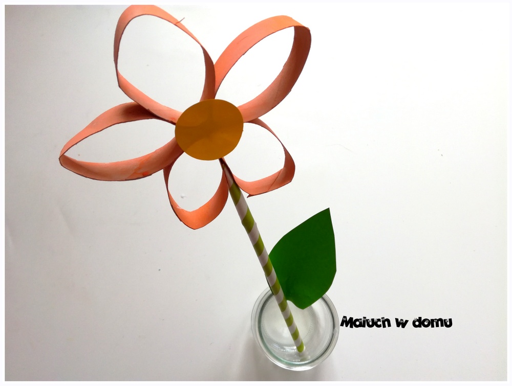 Kwiat z rolki po papierze