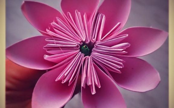 Origami przestrzenne: kwiaty z kwadratowych karteczek