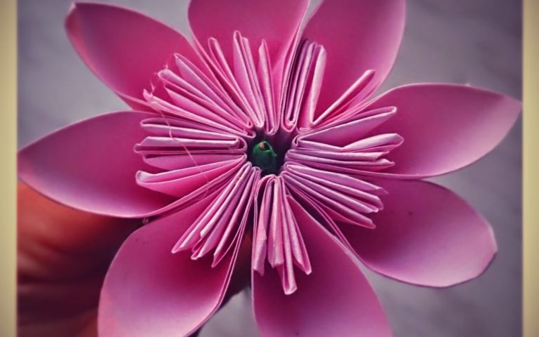 Origami przestrzenne: kwiaty z kwadratowych karteczek