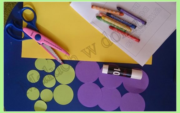 Kartka okolicznościowa z kwiatkiem (origami płaskie z kół)