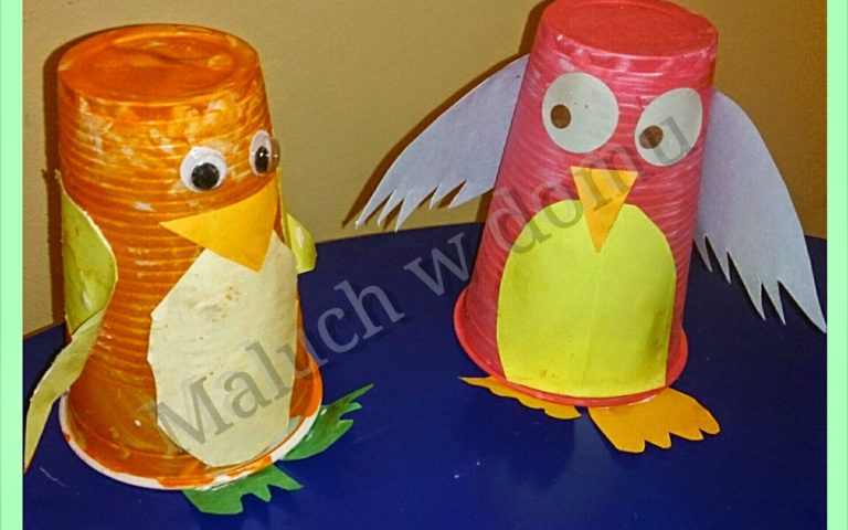 Kolorowe ptaki z plastikowych kubeczków