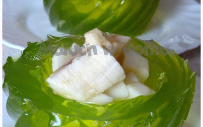 Deser, który zjada się z naczyniem: galaretkowa miseczka z owocami