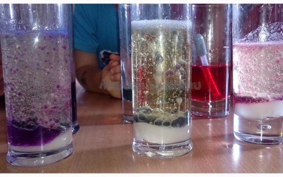 Doświadczenie dla dzieci: kolorowe bąbelki