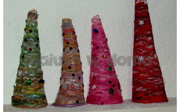 Choinki z nitek DIY