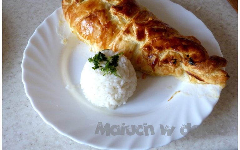 Pierś z kurczaka faszerowana szpinakiem w cieście francuskim