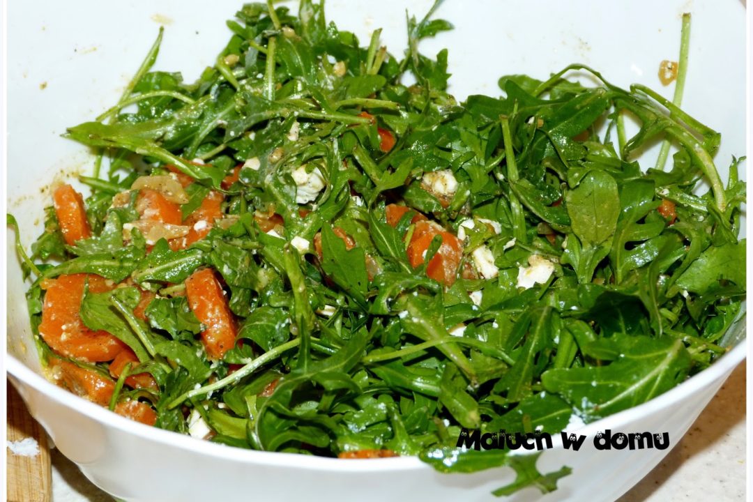 Sałatka z marchewki z rukolą i serem feta