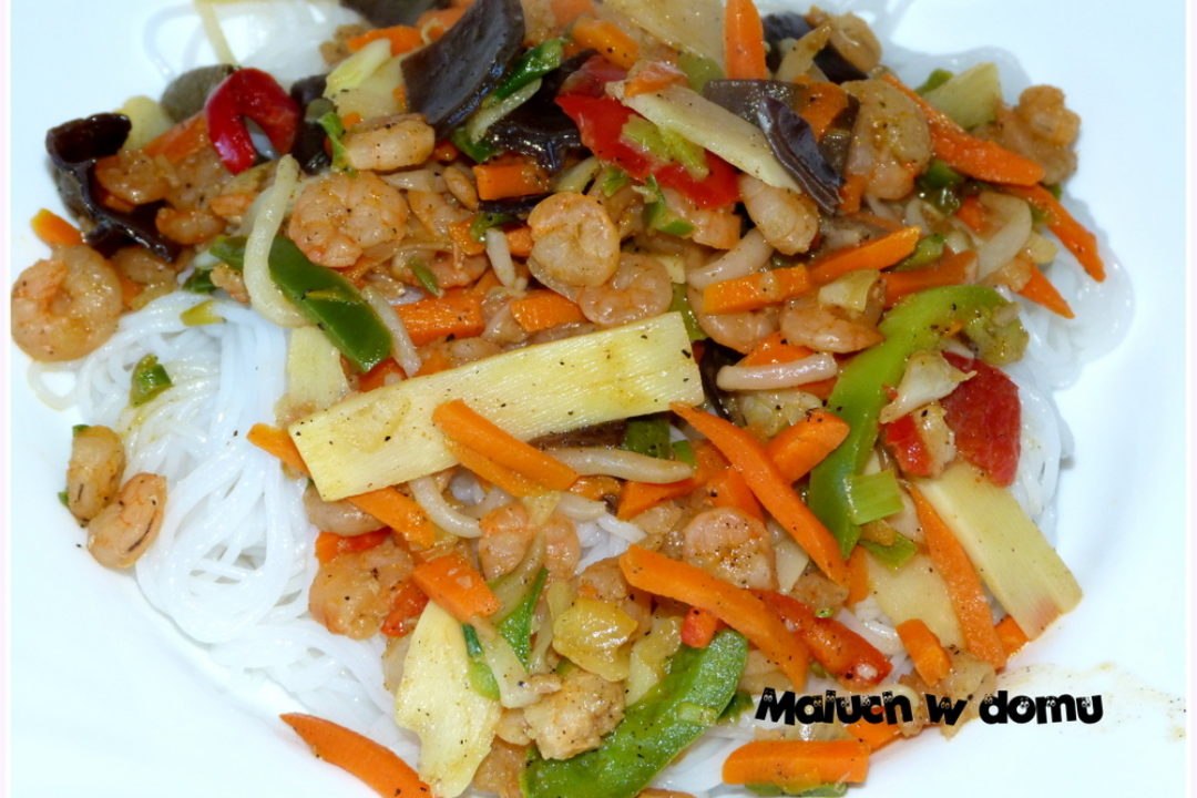 Makaron ryżowy z krewetkami i mieszanką chińską