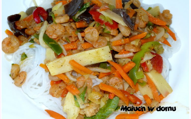 Makaron ryżowy z krewetkami i mieszanką chińską