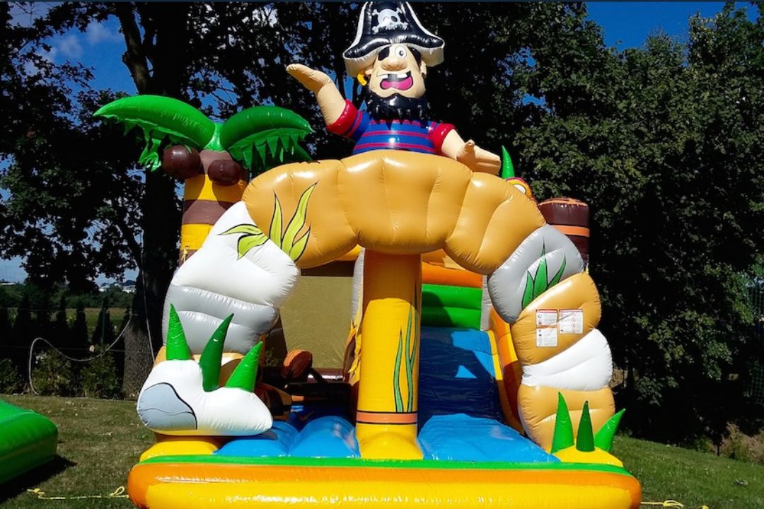 Dmuchane zamki – od ogrodowej zabawki po wielometrowe kolosy