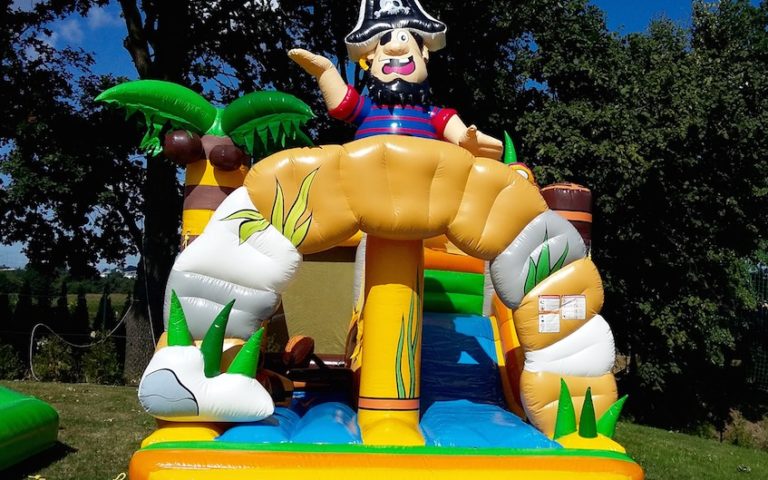 Dmuchane zamki – od ogrodowej zabawki po wielometrowe kolosy
