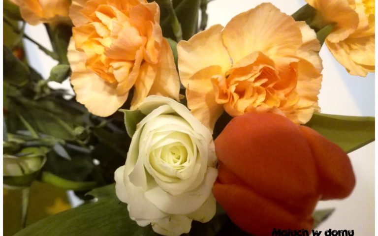 Kwiaty z papieru DIY – kilka inspiracji