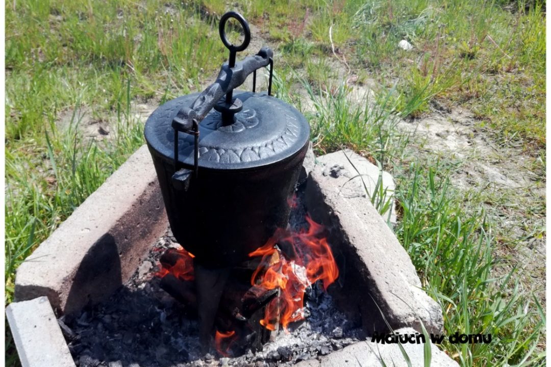 Kociołek z ogniska – czyszczenie lodówki