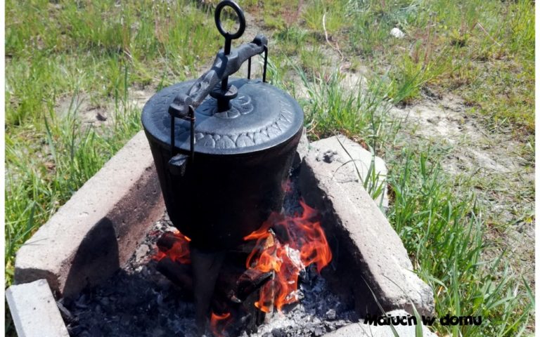Kociołek z ogniska – czyszczenie lodówki