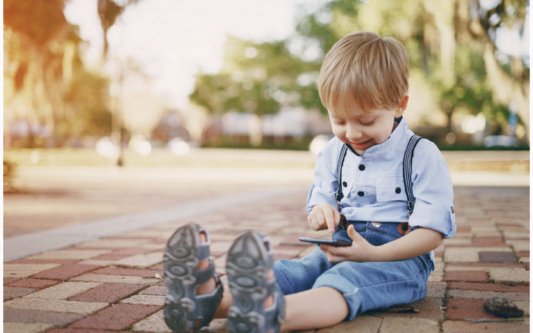 Samotne i chore dzieci potrzebują przede wszystkim miłości oraz czasu