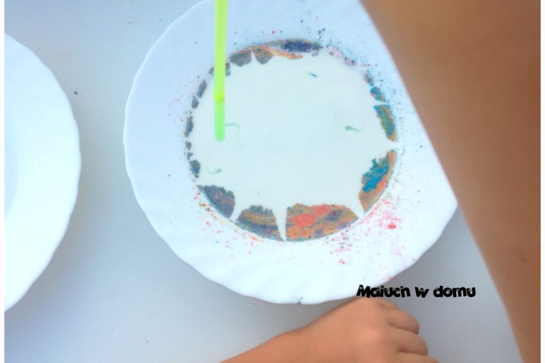 Łatwe doświadczenie dla dzieci z mlekiem i kredą