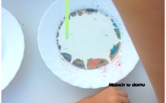 Łatwe doświadczenie dla dzieci z mlekiem i kredą