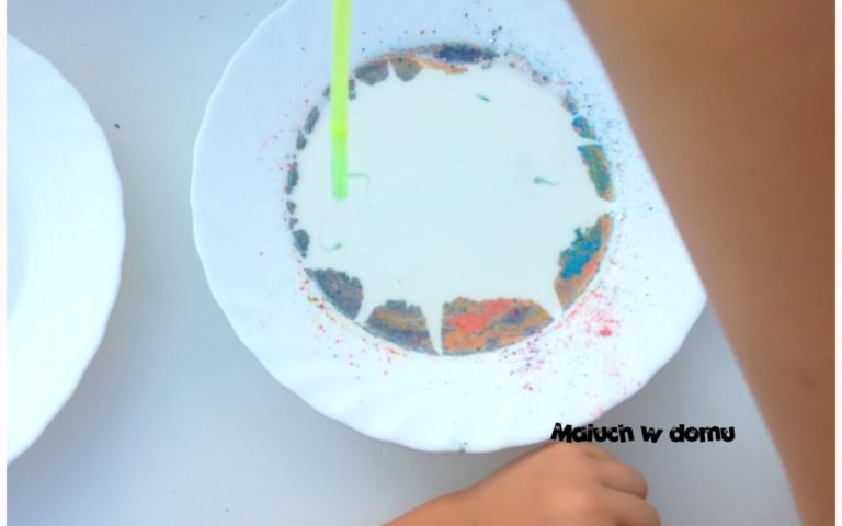 Łatwe doświadczenie dla dzieci z mlekiem i kredą