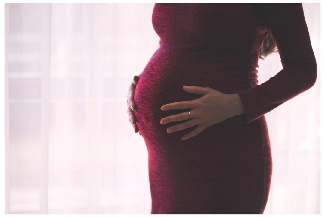 Jakie witaminy i mikroelementy powinny suplementować kobiety w ciąży? Podpowiadamy, co przyjmować.