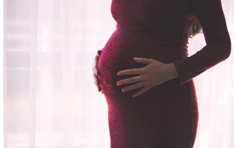 Jakie witaminy i mikroelementy powinny suplementować kobiety w ciąży? Podpowiadamy, co przyjmować.