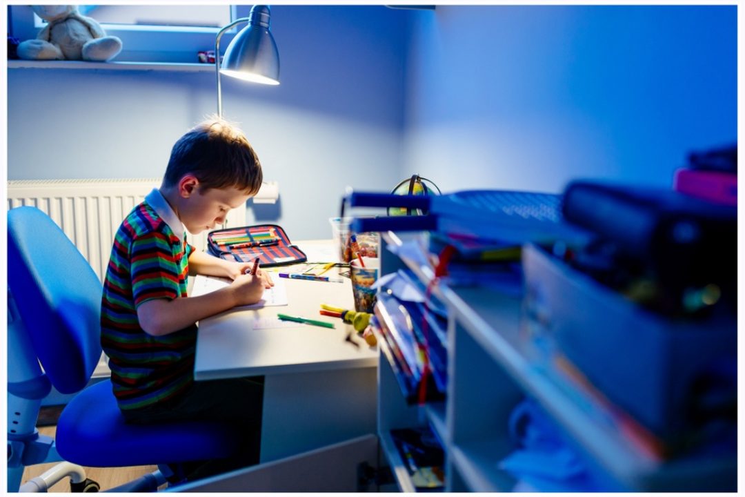 Lampka biurkowa dla dziecka – podpowiadamy jaką wybrać!