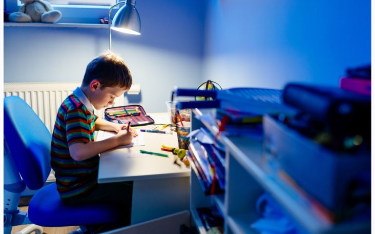 Lampka biurkowa dla dziecka – podpowiadamy jaką wybrać!