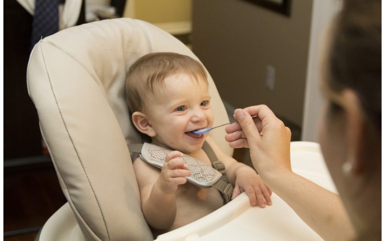 Odpowiednie żywienie niemowlaków – na czym polega i jak zmienia się wraz z rozwojem dzieci?