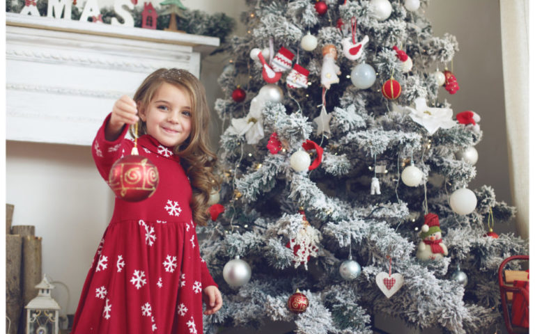 Świąteczne stylizacje dla dziewczynek – w jakie sukienki warto zainwestować?
