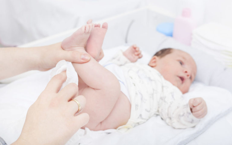 Jak zmieniać pieluchę? Przewijanie dziecka