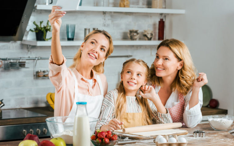 Pierwszy telefon dla dziecka – na abonament czy na kartę?