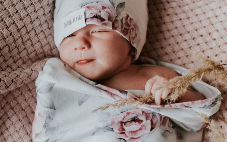 Jak wybrać odpowiednie czapeczki niemowlęce na lato?