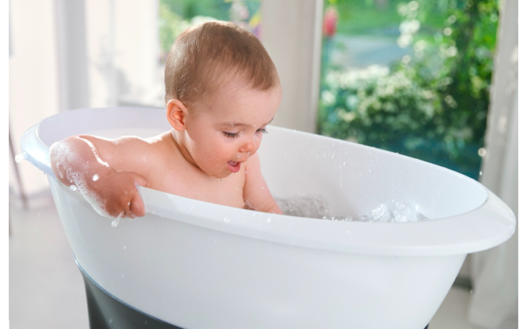 Kąpiel niemowlaka – jak sprawić by obyła się bez płaczu?