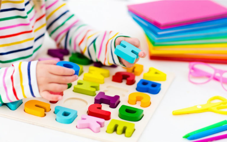 Literki do nauki pisania dla dzieci – dla kogo taki zestaw?