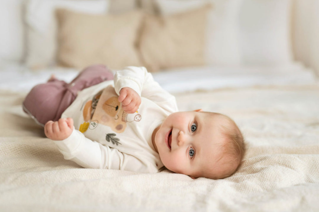 Ubranka dla niemowląt z bezpiecznych materiałów – co warto sprawdzić?