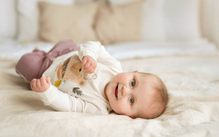 Ubranka dla niemowląt z bezpiecznych materiałów – co warto sprawdzić?