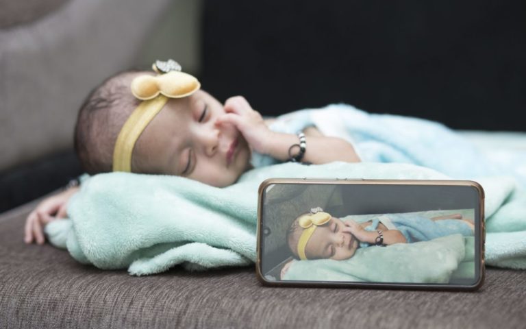 Jak działa niania elektroniczna i jaki model wybrać?