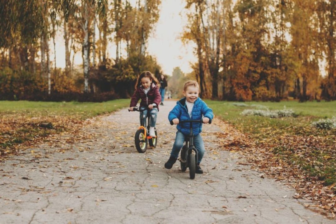 W jakie akcesoria rowerowe warto wyposażyć dziecko? Zadbaj o bezpieczeństwo i komfort młodego kolarza