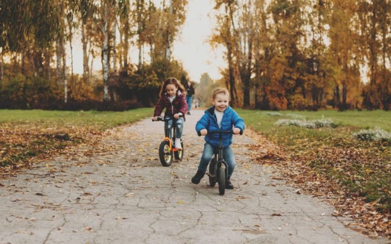 W jakie akcesoria rowerowe warto wyposażyć dziecko? Zadbaj o bezpieczeństwo i komfort młodego kolarza