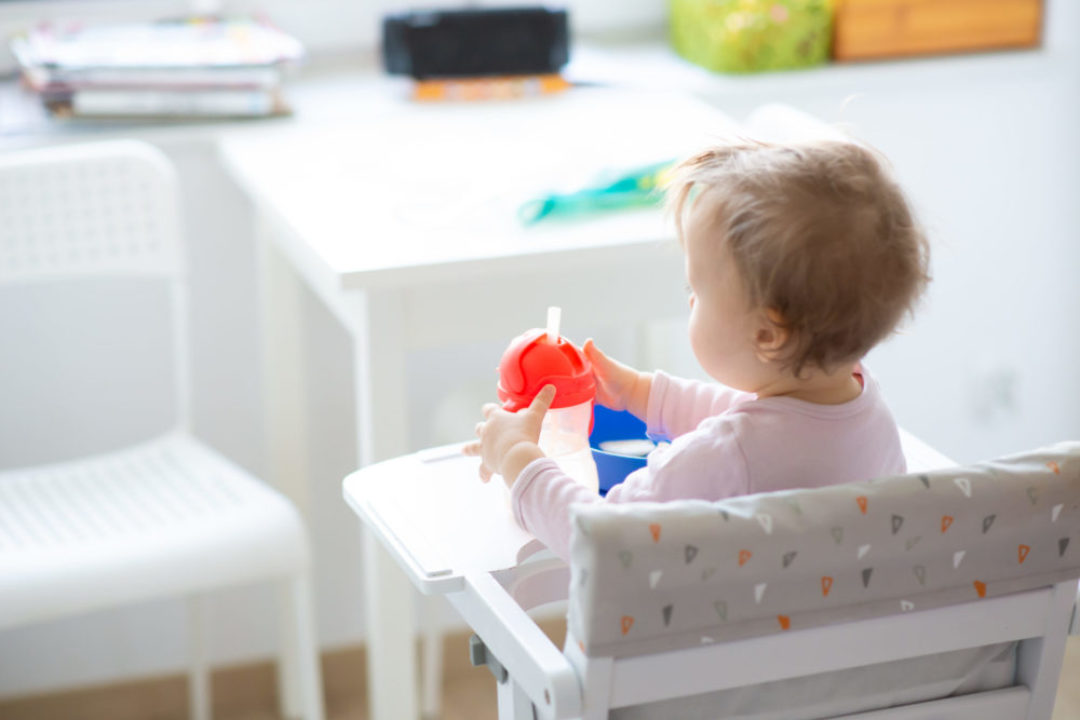 Jak poradzić sobie z organizacją kuchni, gdy w domu pojawia się maluch?