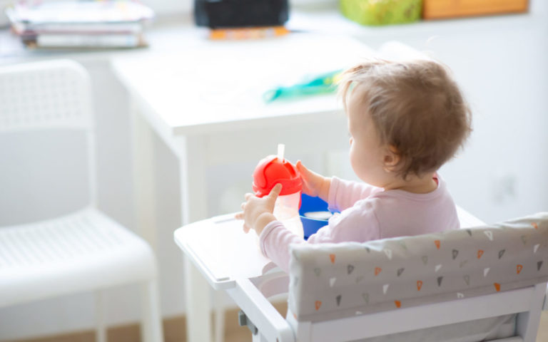 Jak poradzić sobie z organizacją kuchni, gdy w domu pojawia się maluch?
