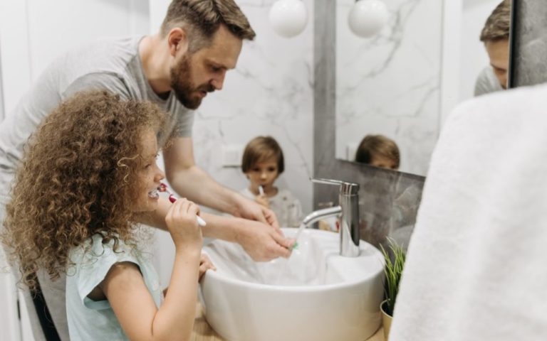 Higiena jamy ustnej u najmłodszych: jakie szczoteczki do zębów dla dzieci?