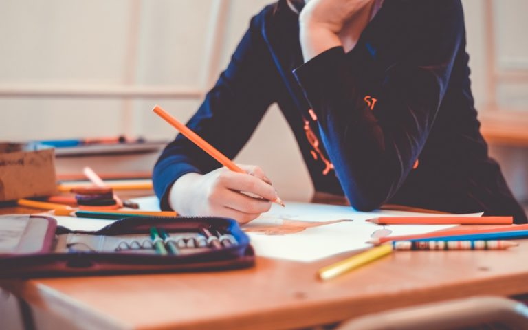 Jak dobrać odpowiednie biurko dla dziecka?