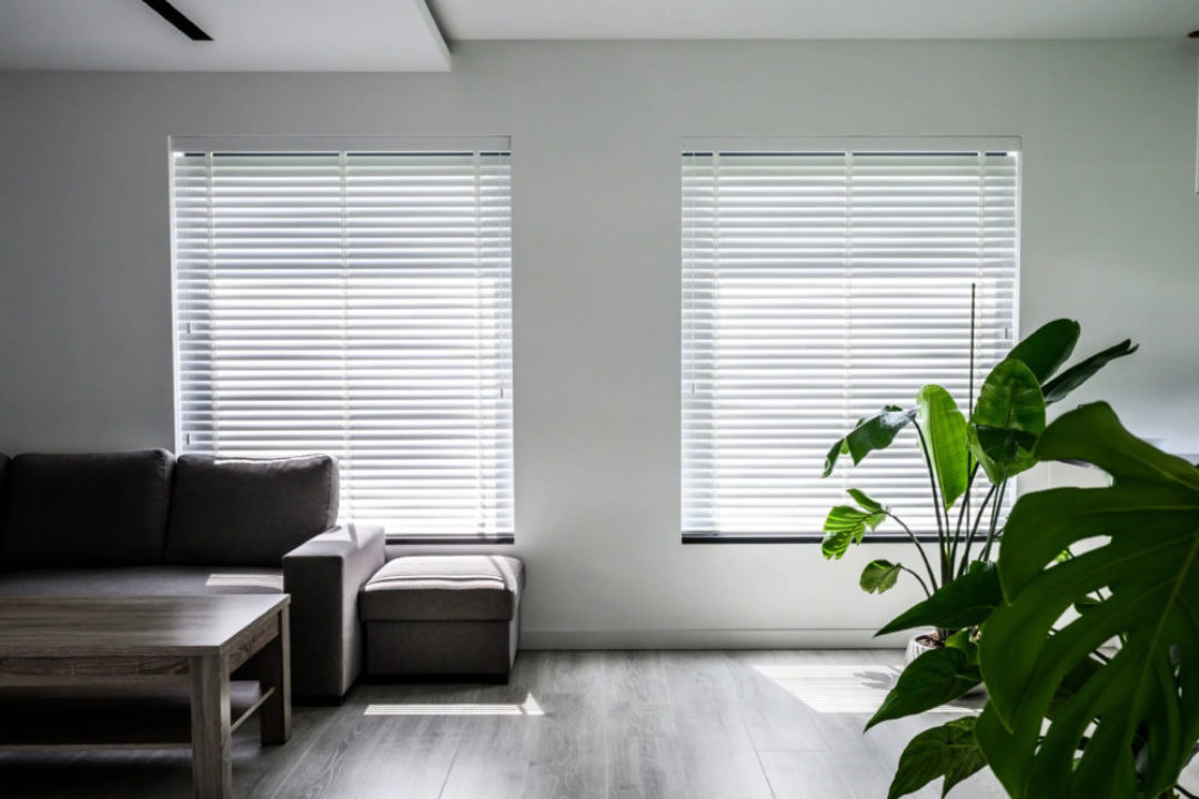 Żaluzje do salonu – jakie wybrać, aby harmonijnie komponowały się z aranżacją wnętrza?