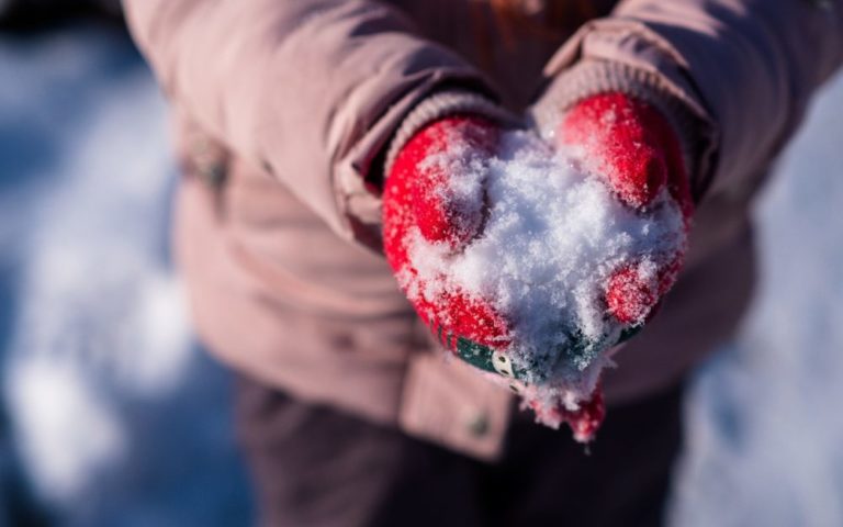 Zimowe zabawy z dzieckiem. Sprawdź, co możecie robić!