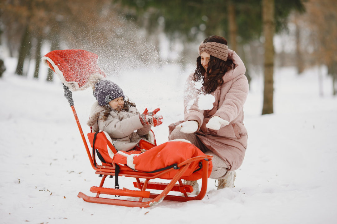 Śpiworki do wózka, sanek i mufki – zapewniaj dziecku komfort na zimowym spacerze