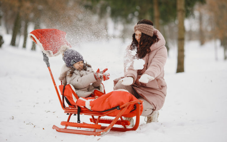 Śpiworki do wózka, sanek i mufki – zapewniaj dziecku komfort na zimowym spacerze