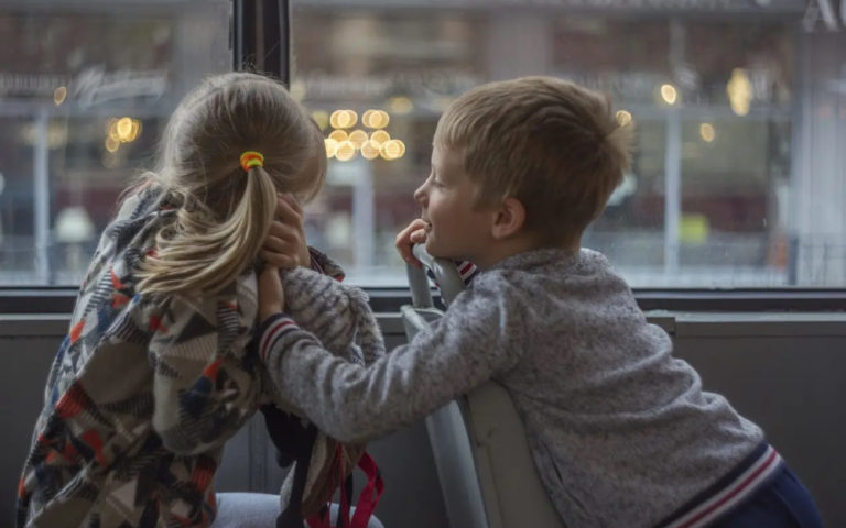 Wsparcie psychologiczne dla dziecka zmagającego się z nowotworem i jego bliskich. Dlaczego jest takie ważne?