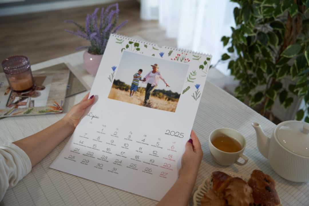 Prezent, który będzie cieszył cały rok: fotokalendarz dla Babci i Dziadka