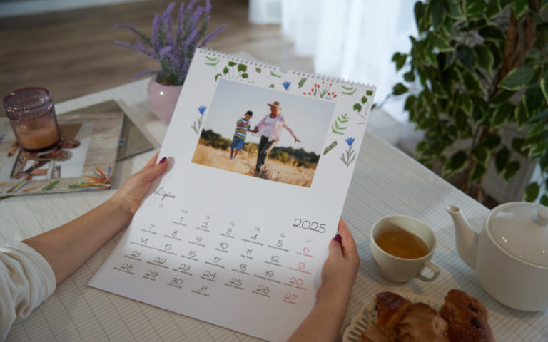 Prezent, który będzie cieszył cały rok: fotokalendarz dla Babci i Dziadka