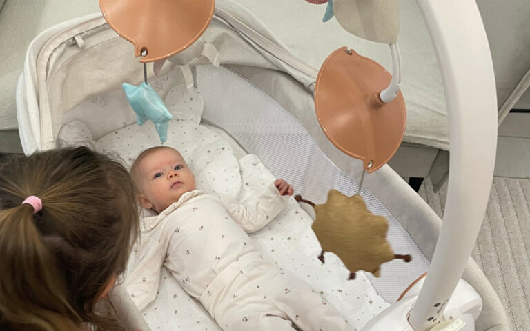 Łóżeczkowe karuzele – korzyści dla dzieci i rodziców