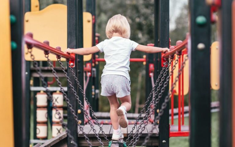 20 prostych zabaw rozwijających dużą motorykę u dzieci
